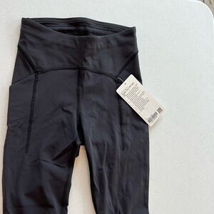 Lululemon Power Thru High Rise Tight 25” with Pockets. NWT. size 4. Black